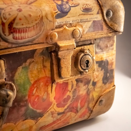 Vintage Child’s Decoupage Suitcase 1940s-50s Comic & Story Illustration 16” - Picture 9 of 15