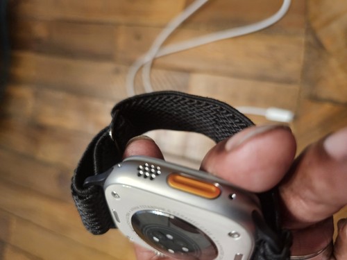 Apple Watch Ultra 2 49mm Boîtier Titane Débloqué Très Bon État Occasion - Photo 11 sur 11