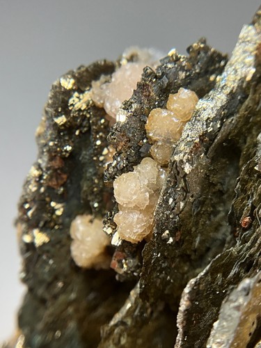 RODOCROSITE, PIRITE, CALCITE E SFALERITE SU PIRROTITE DA STAN TERG, KOSOVO - Foto 6 di 17