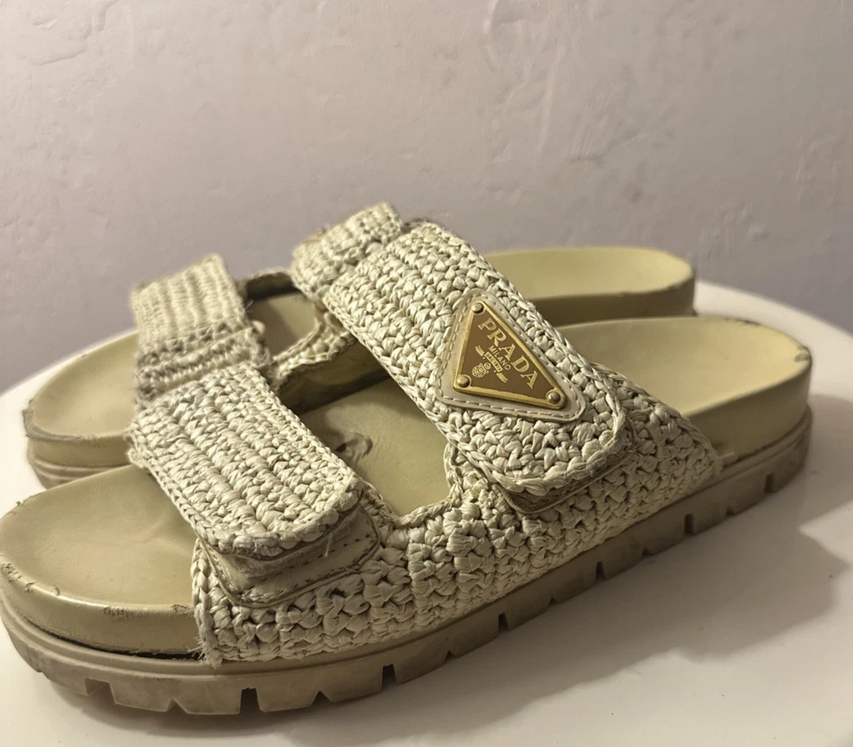 Sandalias para mujer beige con logotipo de Prada efecto rafia Foto 3 de 4