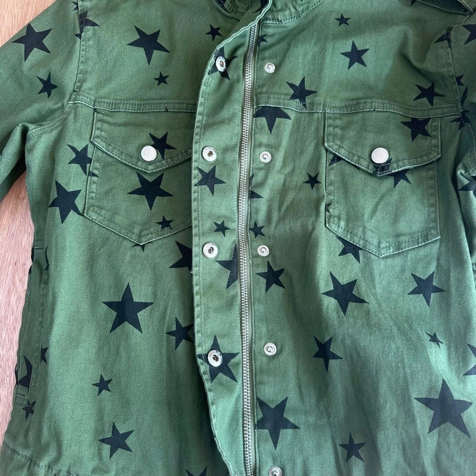 Chaqueta utilitaria para mujer Jou Jou XS verde estampado de estrellas estilo militar Foto 2 de 4