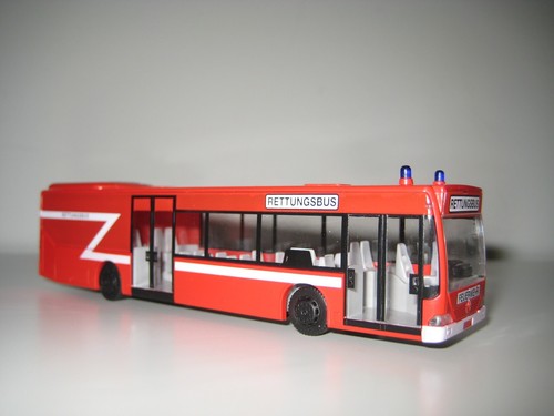 Rietze H0 62510 - Autobús Mercedes O 530 "Rettungsbus" - Imagen 8 de 13