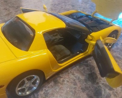 Hot wheels 2000 Chevy Corvette C5 1:18 Scale Diecast Millennium