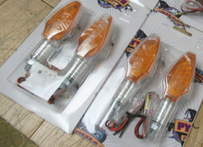 LOT OF TWO (2) SETS    MINI-ARROW CHROME METAL LED  SIGNAL LIGHTS - MOTORCYCLE