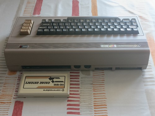 Commodore VIC20 "Breadbin Edition" + cartuccia, Case RAL1019, 100% FUNZIONANTE - Afbeelding 3 van 8