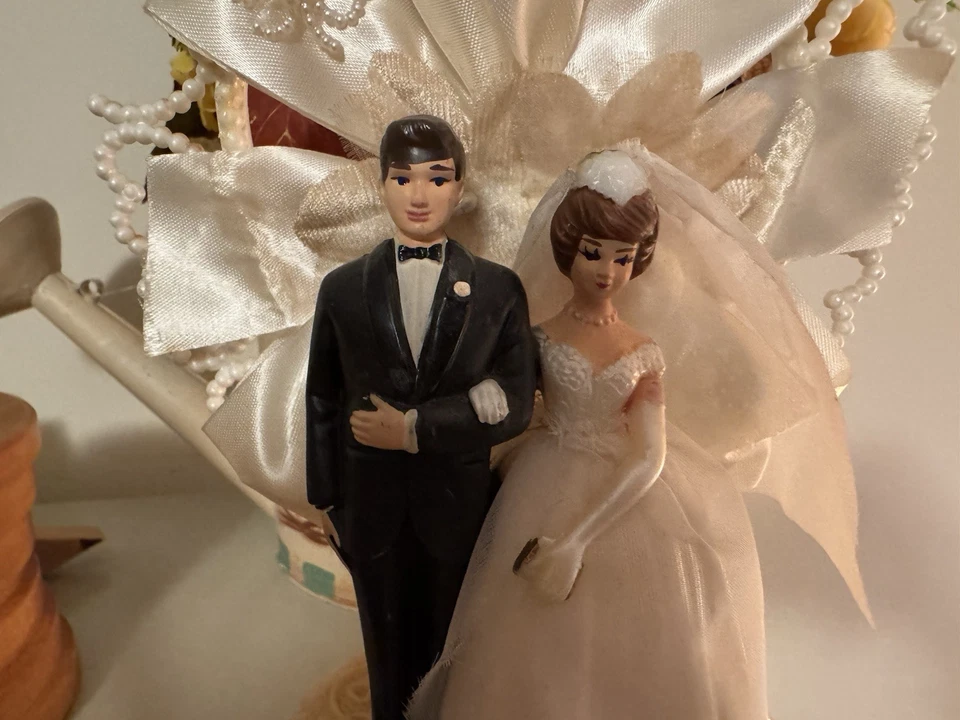 Decoración de pastel de boda vintage años 60 morena novia y novio Foto 3 de 4