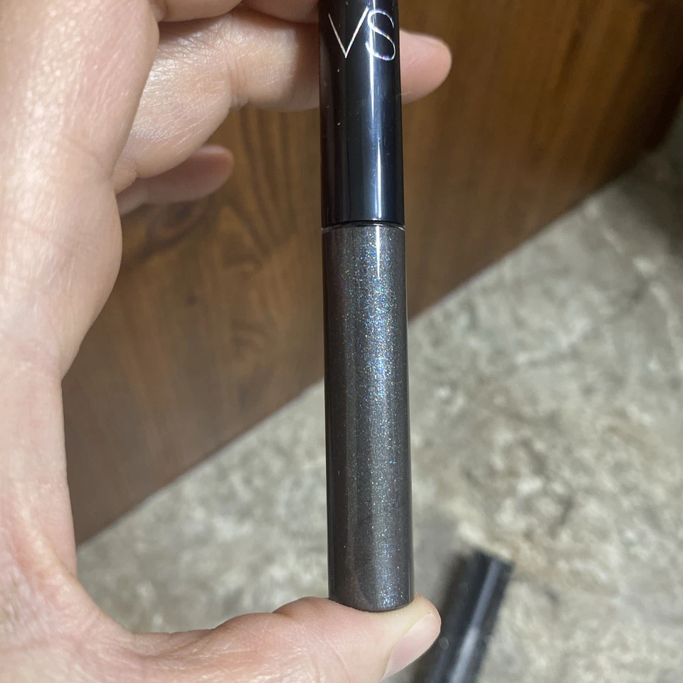 Nuevo de Lote Antiguo Victoria's Secret Brilliant Glitter Delineador Líquido .14oz Luz Negra Raro Foto 2 de 4