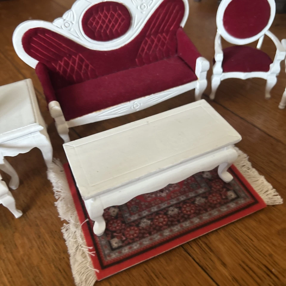 Mueble muñeca miniatura salón con mesas auxiliares mesa de centro y chimenea Foto 3 de 3