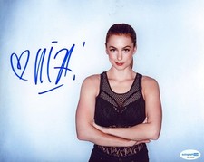 Iliza Shlesinger "A Different Animal" AUTOGRAPH Signed Comedy 8x10 Photo B ACOA Iliza Shlesinger "A Different Animal" AUTOGRAPH Signed Comedy 8x10 Photo B ACOA