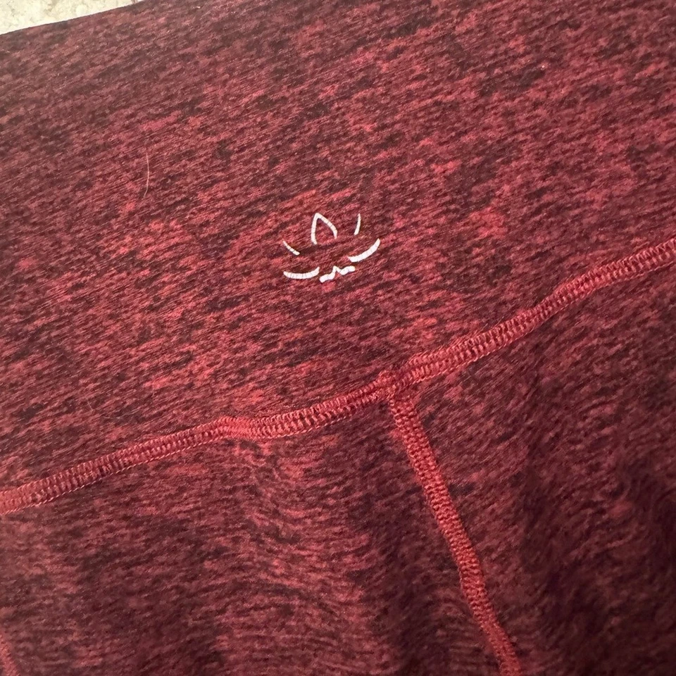 Beyond Yoga Красный и Черный Вереск с Сетчатыми Вырезами Размер Средний Без таблеток или дефектов - Изображение 4 из 4