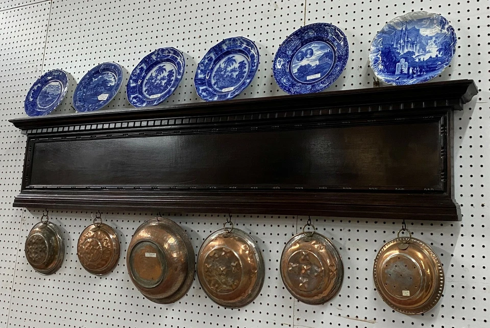 Antiguo estante para platos de cocina de nogal estante colgante de madera bien moldeado alrededor de 1870 Foto 4 de 4