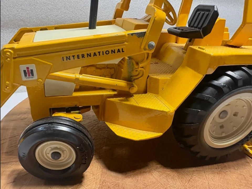 Винтажный желтый экскаватор-погрузчик ERTL International ~20 дюймов металл - Изображение 4 из 4