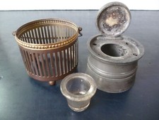 XIXème - ENCRIER EN ETAIN - S COURONNE O - DANS SON PANIER EN LAITON - DIAM 9 CM