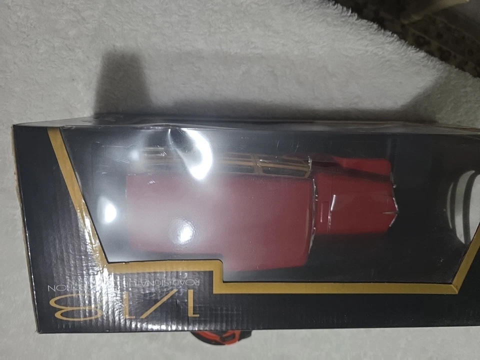 ROAD SIGNATURE 1/18 SCALE RED 1955 WILLYS JEEP STATION WAGON - Image 2 of 4