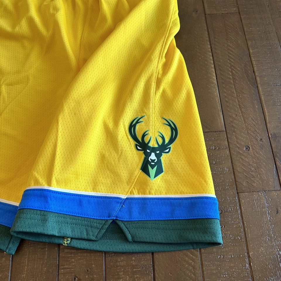 全新带标签 Nike Milwaukee Bucks 黄色城市版 Swingman 短裤 尺寸 Youth L 14/16 — 第 2/4 张图片