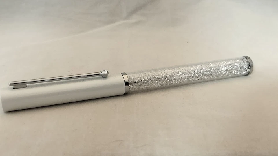 Bolígrafo cristalino SWAROVSKI blanco con cristales transparentes, caja y bolsa Foto 4 de 4
