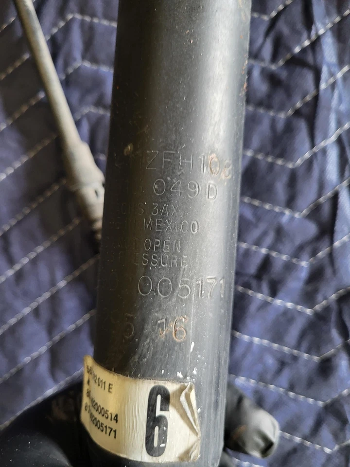 Suspensión trasera rodilla pasajero derecho Volkswagen 2015-2019 Passat 1,8 L usada OEM Foto 2 de 4