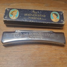Die Hohner Band Mundharmonika von M. Hohner, Made in Germany, zusammen mit dem Original