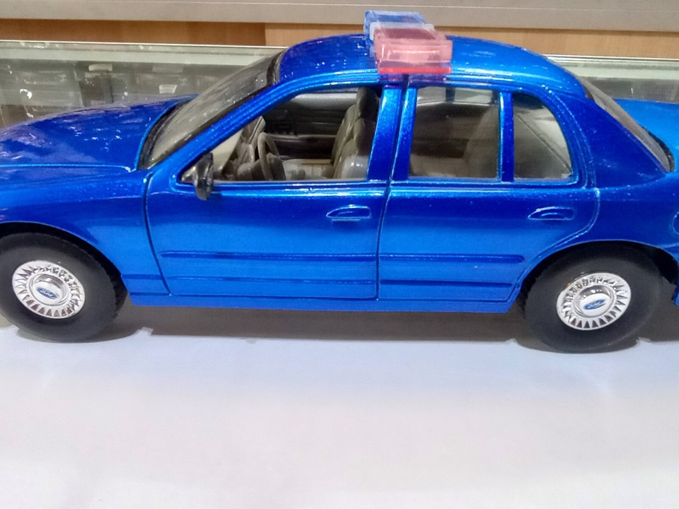 MOTORMAX 1/25 SCALE RED/BLUE LIGHT BAR FOR CROWN VICTORIA POLICE