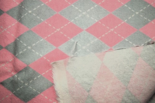 1/2 Yard Pink Gray Argyle Flannel Fabric 18" X 44" - Picture 2 of 3