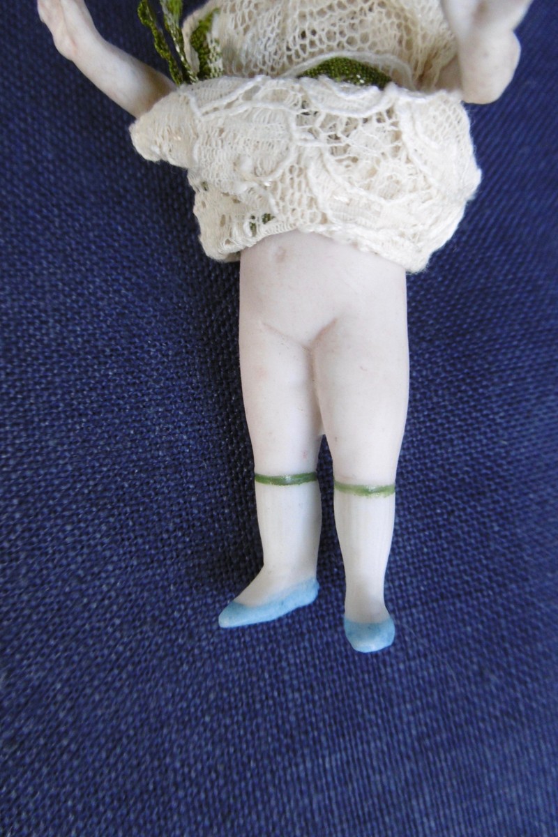 Petite Mignonnette Ancienne En Biscuit 7,5 Cm Pour Maison De Poupée