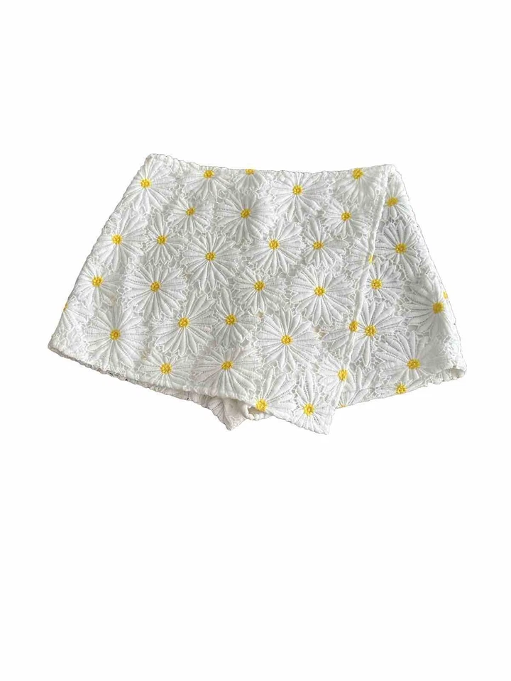 Falda corta Forever 21 floral de encaje de ganchillo con cremallera blanca talla pequeña Foto 3 de 4