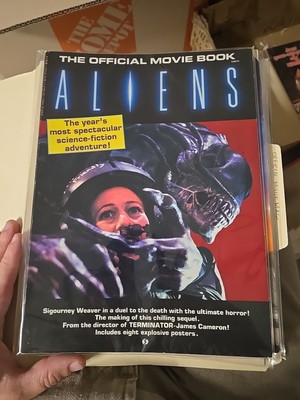 The Official Movie Book ALIENS - MISSING POSTERS - Extremely Rare- VTG 