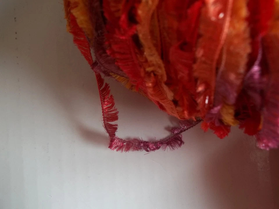 Hilo de lúrex con flecos de Ice Yarns, rojo/naranja/amarillo, lote de 2, (93 yardas cada uno) Foto 3 de 3