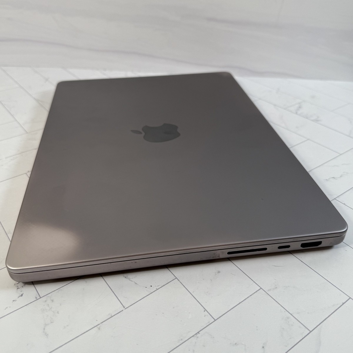 Apple MacBook Pro M2 Max 14” 32GB RAM 1 TB SSD Space Gray READ