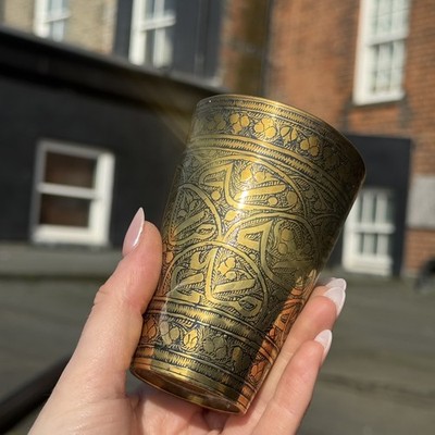 Vintage Messing Tasse mit Gravur Gothic