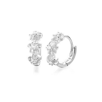 Rhodium auf Sterlingsilber dreifach Kamelienblüte CZ Huggie Creolen