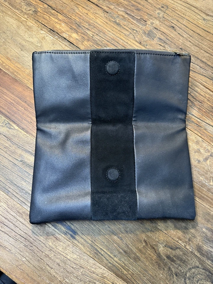 Cartera sin asas de cuero y gamuza negra con cremallera y cierre magnético plegable Foto 3 de 4