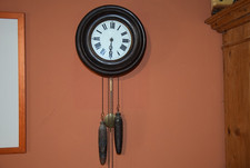 Alte antike Wanduhr mit Pendel, Tannenzapfen