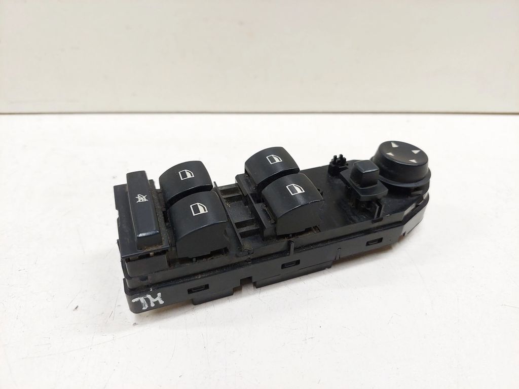 BMW 5 E60 E61 2005 Front right Electric window control switch  