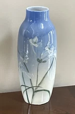 Beautiful 1945 Artist Signed Rookwood Vase by Shirayamadani