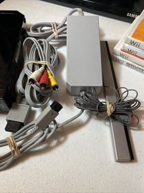 Nintendo Wii Bundle, 2 Controllers Nun Chucks 5 Games Wii Sports