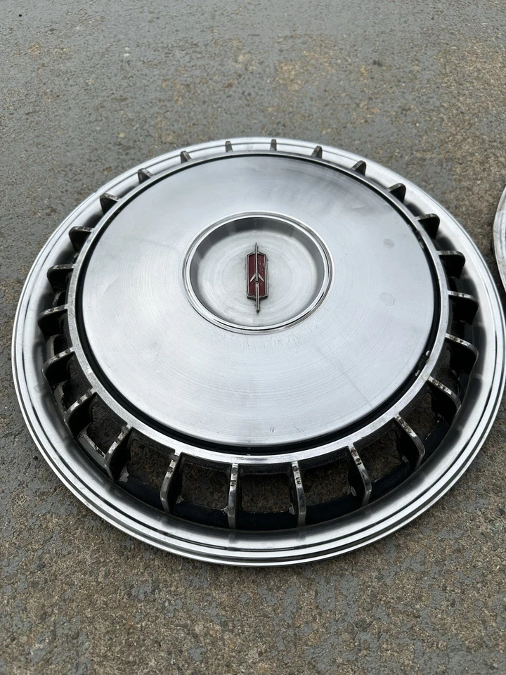 "2 Oldsmobile Toronado 1967 tapacubos 15"" cubiertas de rueda buenos conductores 67" Foto 2 de 4