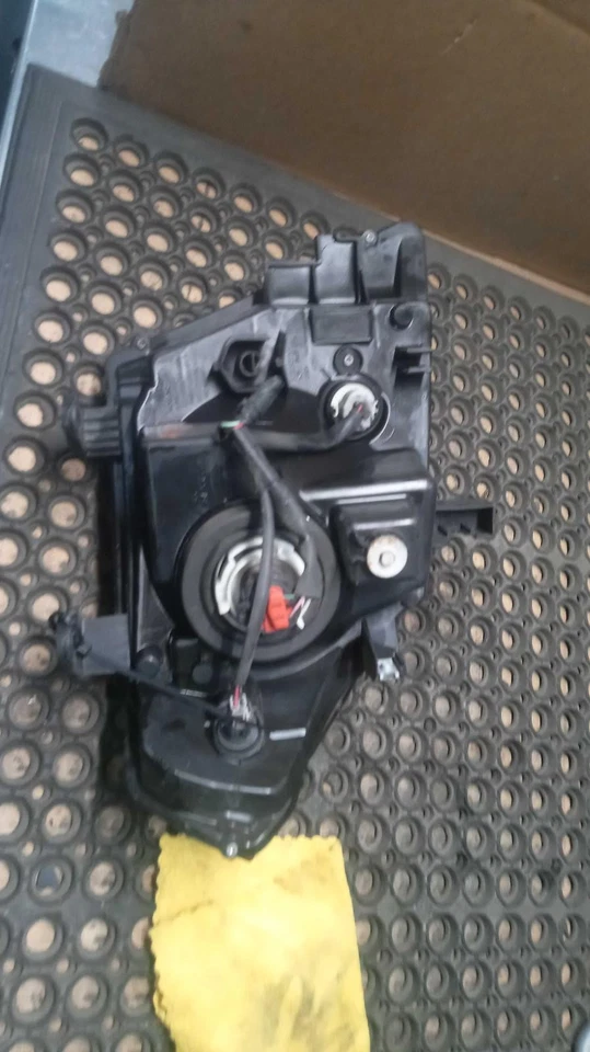 Conjunto de faros izquierdos usados se adapta a: Nissan Frontier 2013 grado C izquierdo Foto 2 de 4