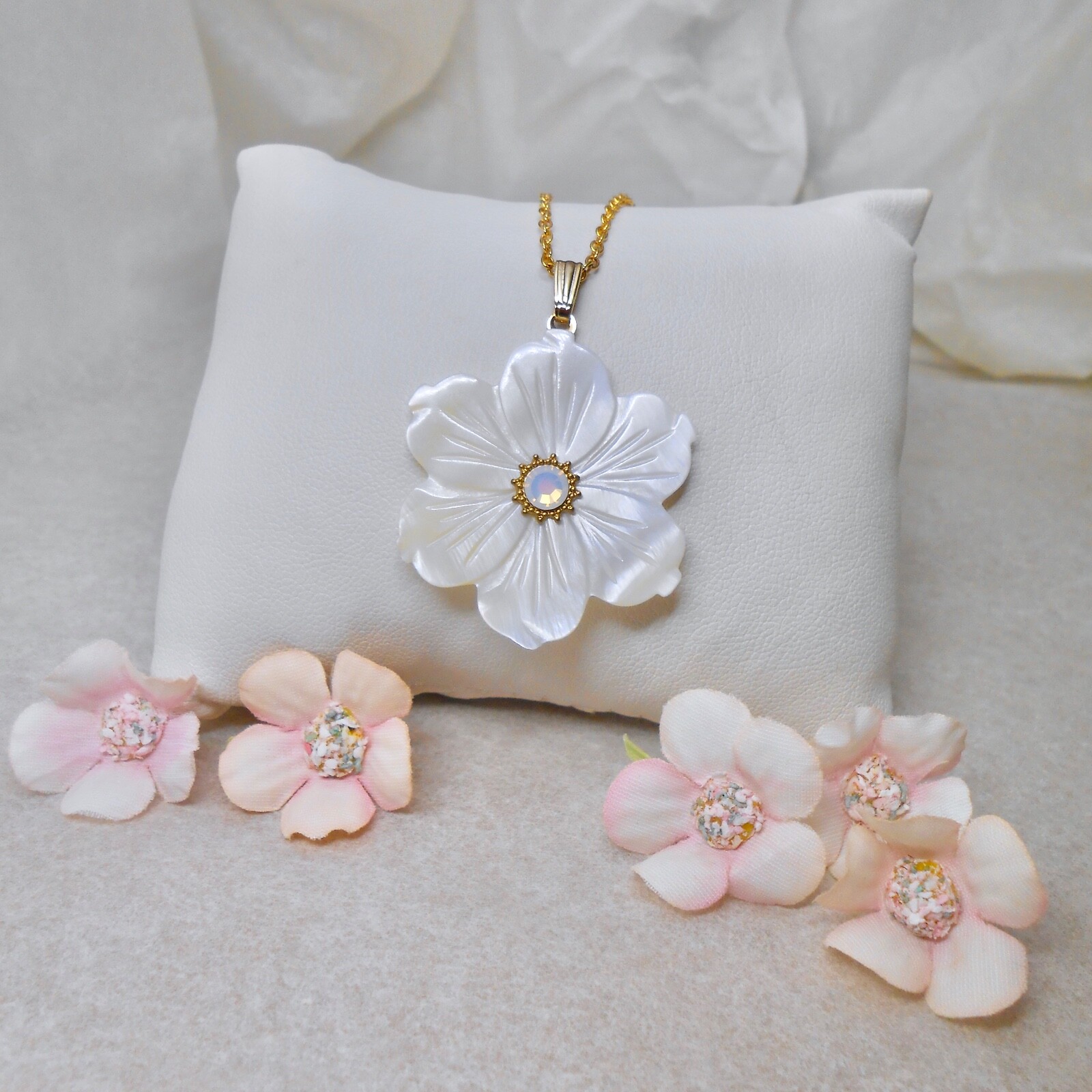 Collier pendentif plaqué or fleur ivoire nacre et opale