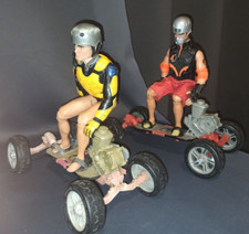 figurine 2 ACTION MAN et 2 Skate board a moteur Matel ou Hasbro 1998 1999 .
