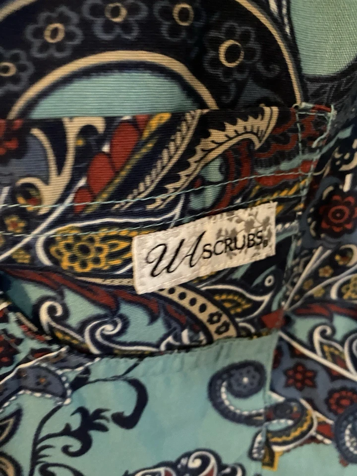 UA Scrubs Women’s Jacket Paisley Pattern Size Large Button Up w Pockets - Image 4 of 4