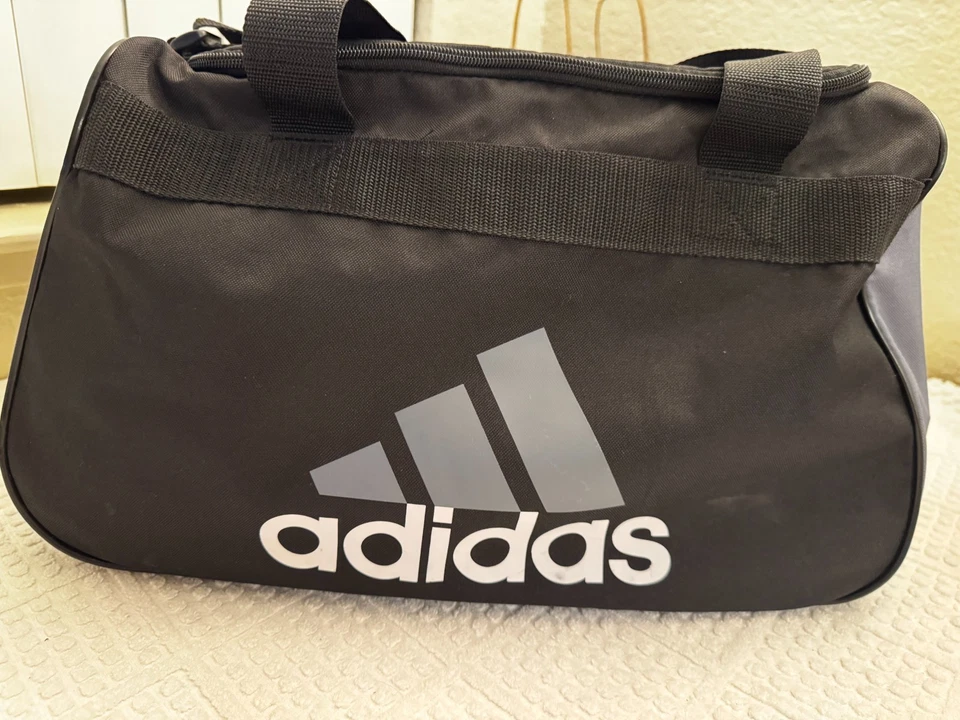 Equipaje de viaje Adidas gris y negro bolsa de lona para gimnasio Foto 2 de 4