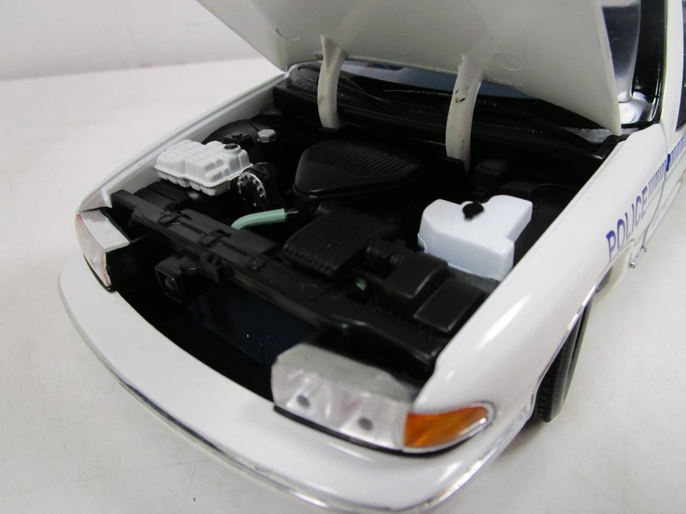 UT MODELS 1/18 1996 CHEVY CAPRICE BROSSARD POLICE CANADA USED NEAR MINT *READ* - Image 3 of 4