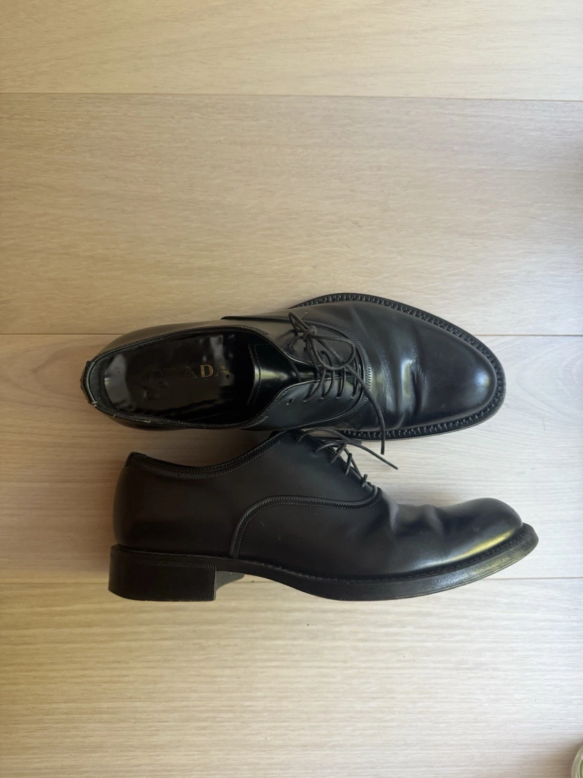 Oxford derby vintage Prada in pelle nera con pizzo