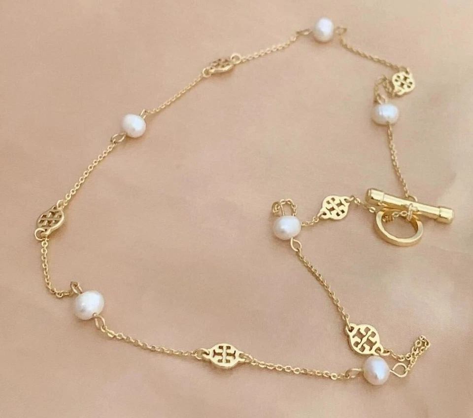 Collar de cadena de oro Tory Burch con perlas y dijes con logotipo para mujer Foto 3 de 3