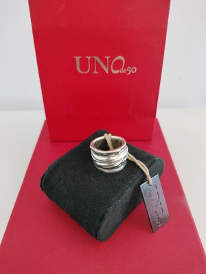 Anillo plateado de diseño moderno