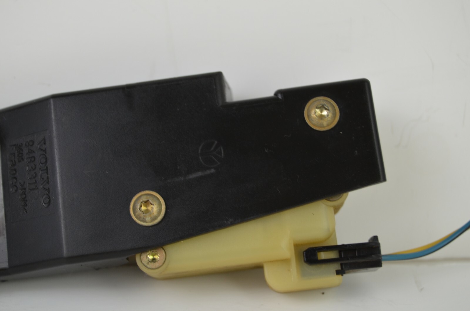 0109 VOLVO S60 S80 XC90 V70 XC70 FUEL GAS DOOR LOCK Release SOLENOID