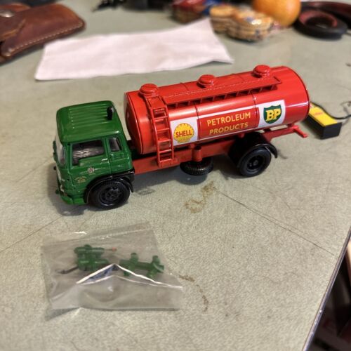 Corgi 22801 Shell Petroleum Tanker & Diecast Petrol Pump Shell/BP Ltd Edition - Picture 2 of 10