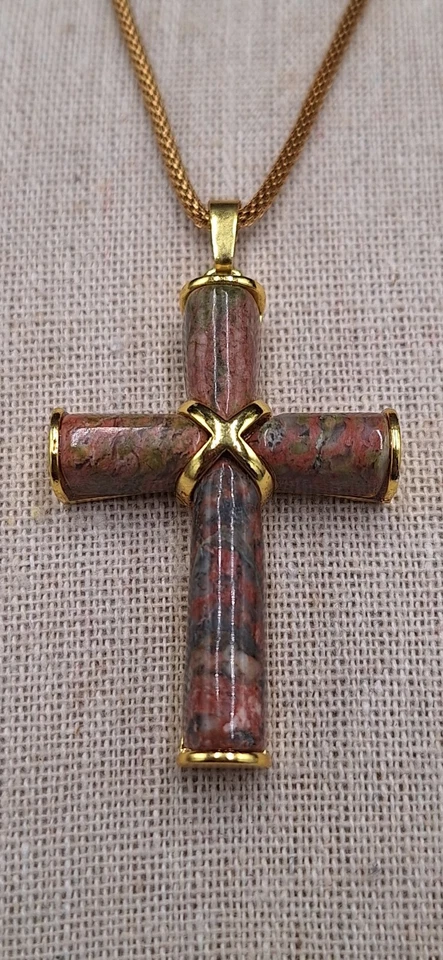 Ожерелье с крестом из полированного камня унакит зеленый и розовый - Изображение 2 из 3