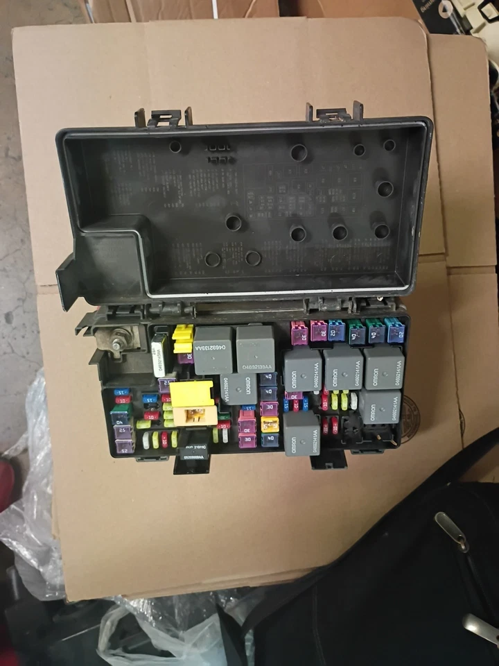 Módulo de relé caixa de fusíveis OEM 2008-2010 TIPM Dodge Caravan Town & Country 56049720AT - Imagem 4 de 4